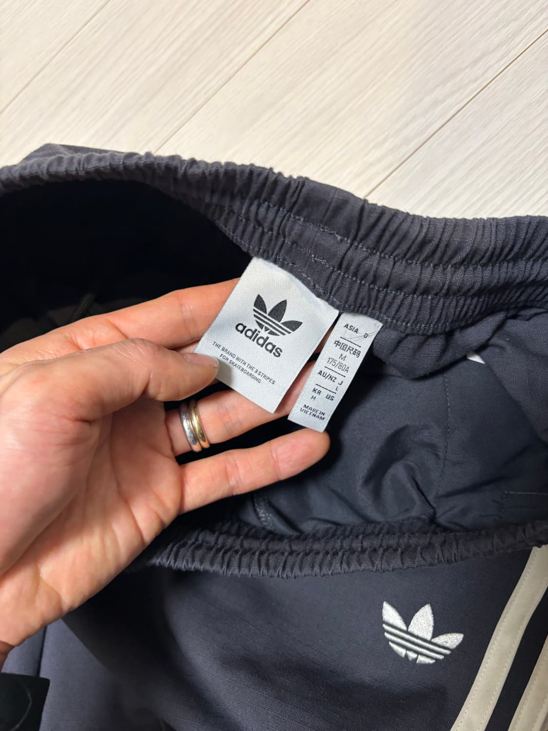 아디다스 파이어버드 삼선 스케이드보드 배기핏 팬츠 네이비 M(30인치) 상품이미지3