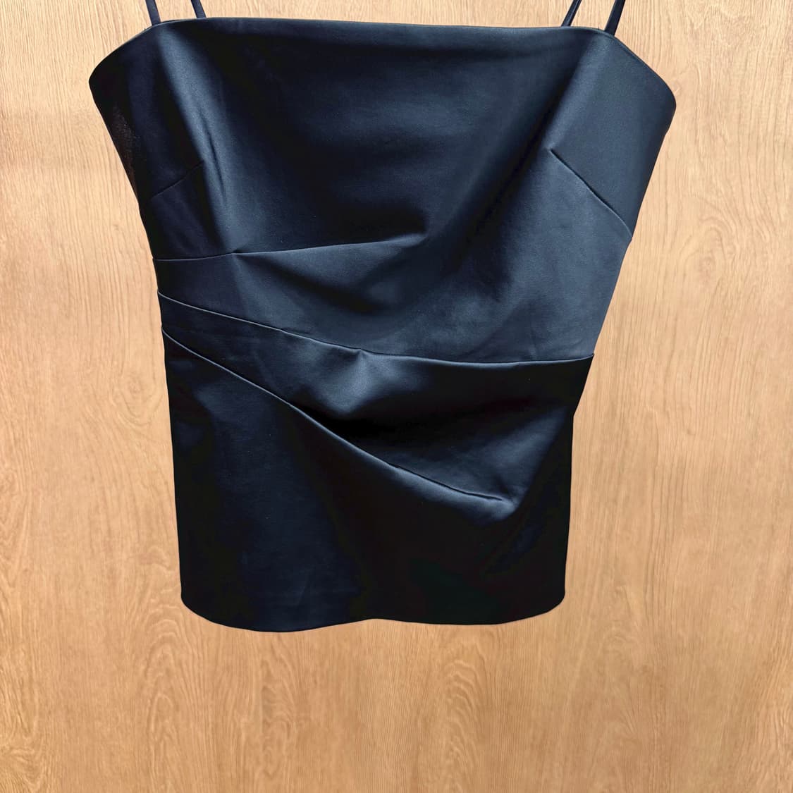 비씨비지 막스아즈리아 슬리브리스 블라우스 드레이프 절개 디테일 블랙 상품이미지5