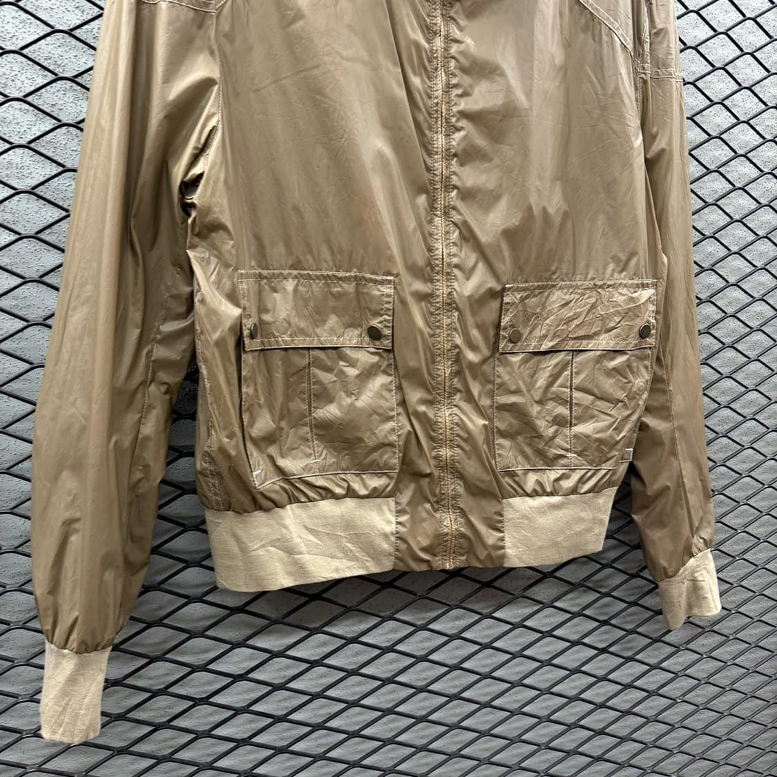 벨스타프 나일론 풀집업 A-2 자켓 투포켓 롱시보리 디테일 베이지 상품이미지5