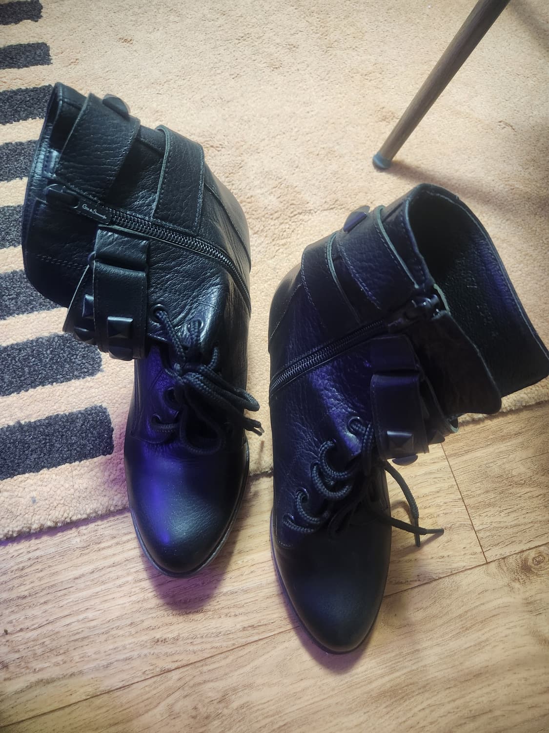 블랙 가죽 앵클 부츠 상품이미지1