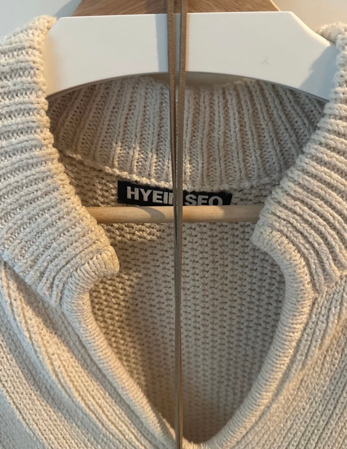 Hyeinseo oversized knit with Necklace  상품이미지3