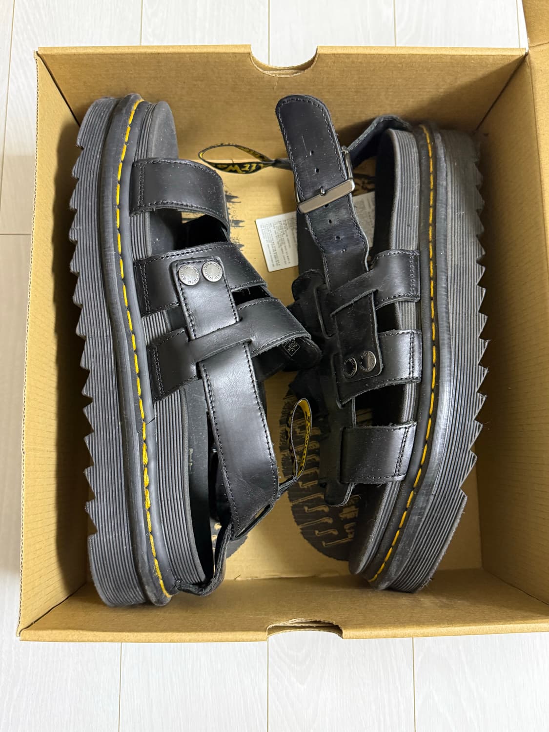 닥터마틴 샌들 상품이미지1