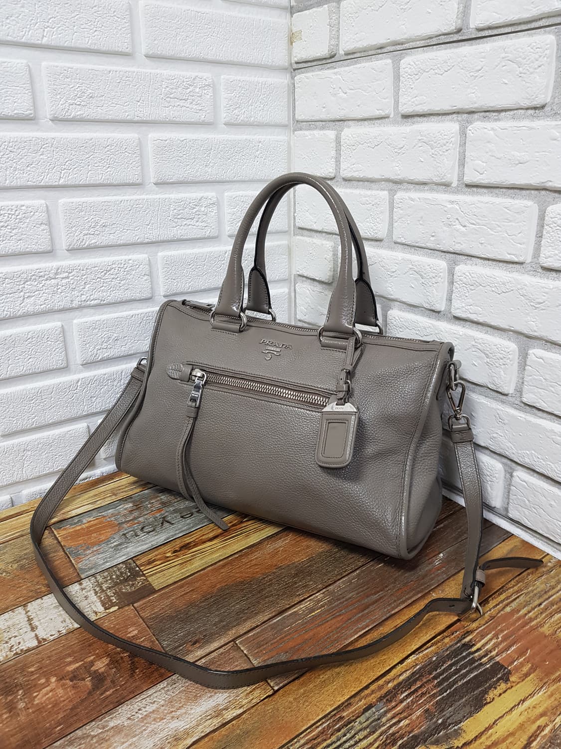 [정품] 프라다 은장로고 비텔로 모터백 상품이미지1