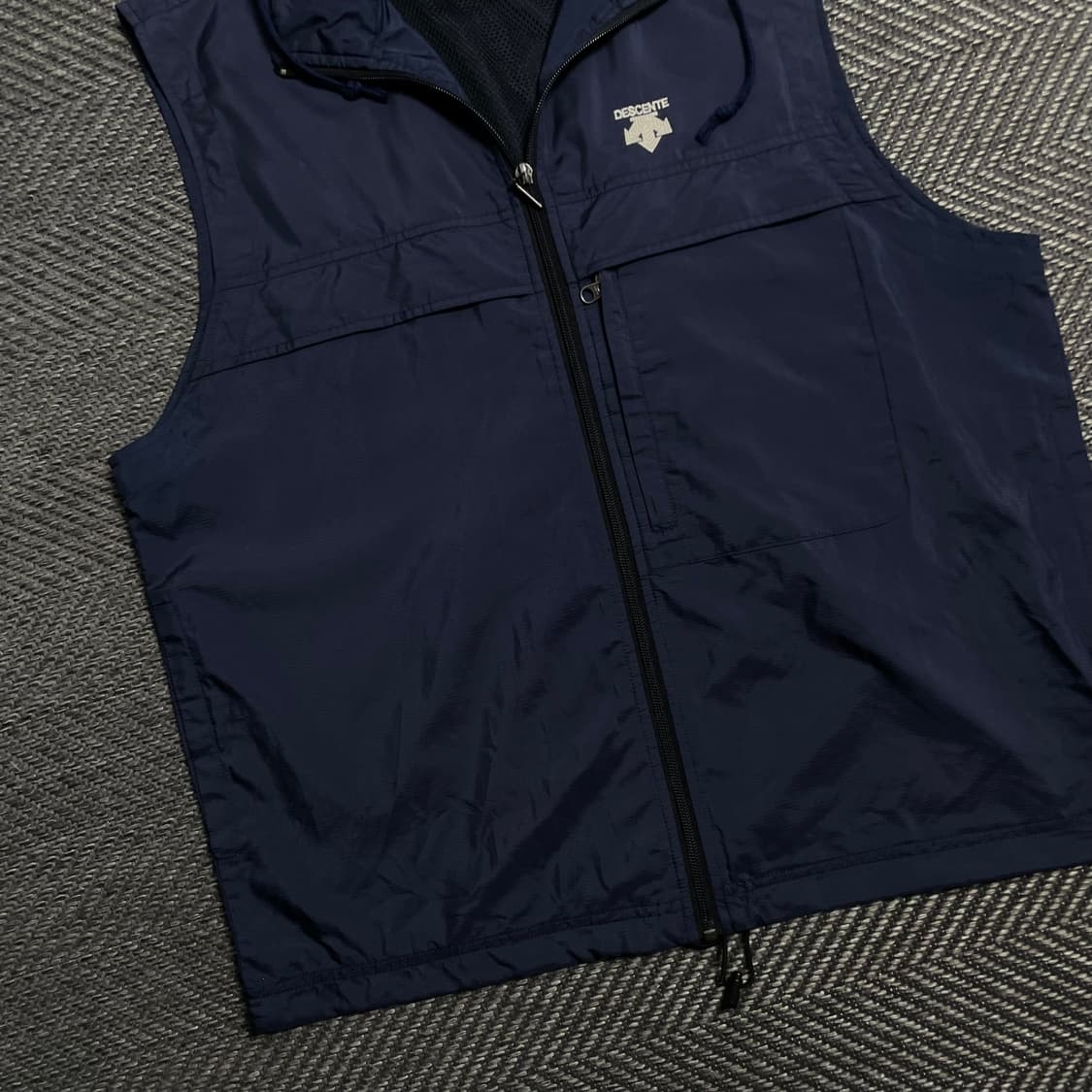 데상트 포켓 테크니컬 후드 베스트y 5339 상품이미지3