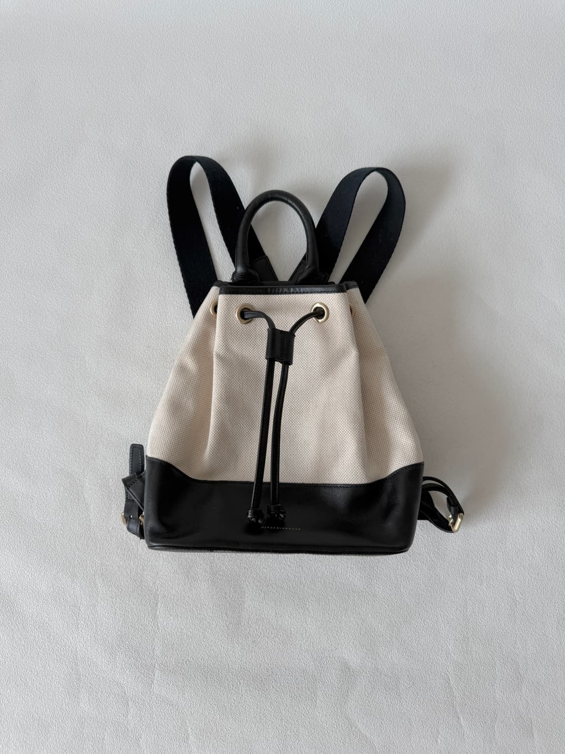 마지셔우드(MARGESHERWOOD) 캔버스&레더 버킷 백팩 상품이미지1