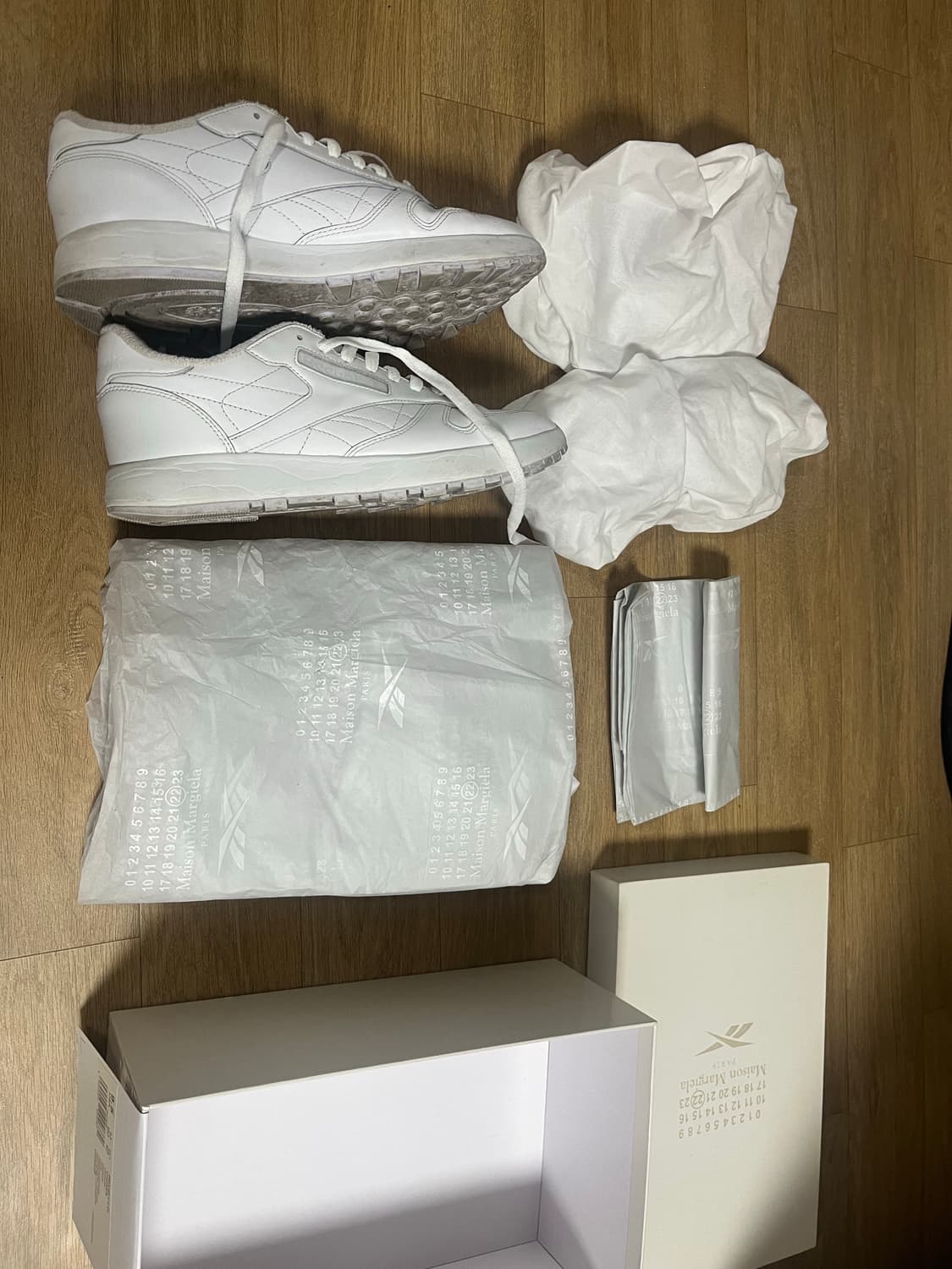 리복 x 메종 마르지엘라 클래식 레더 타비 슈즈 화이트 275 상품이미지5