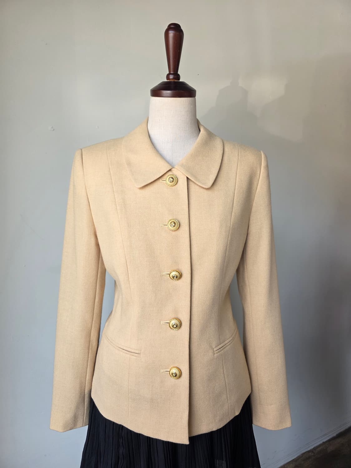 베이지 하트 금장 단추 자켓 상품이미지2