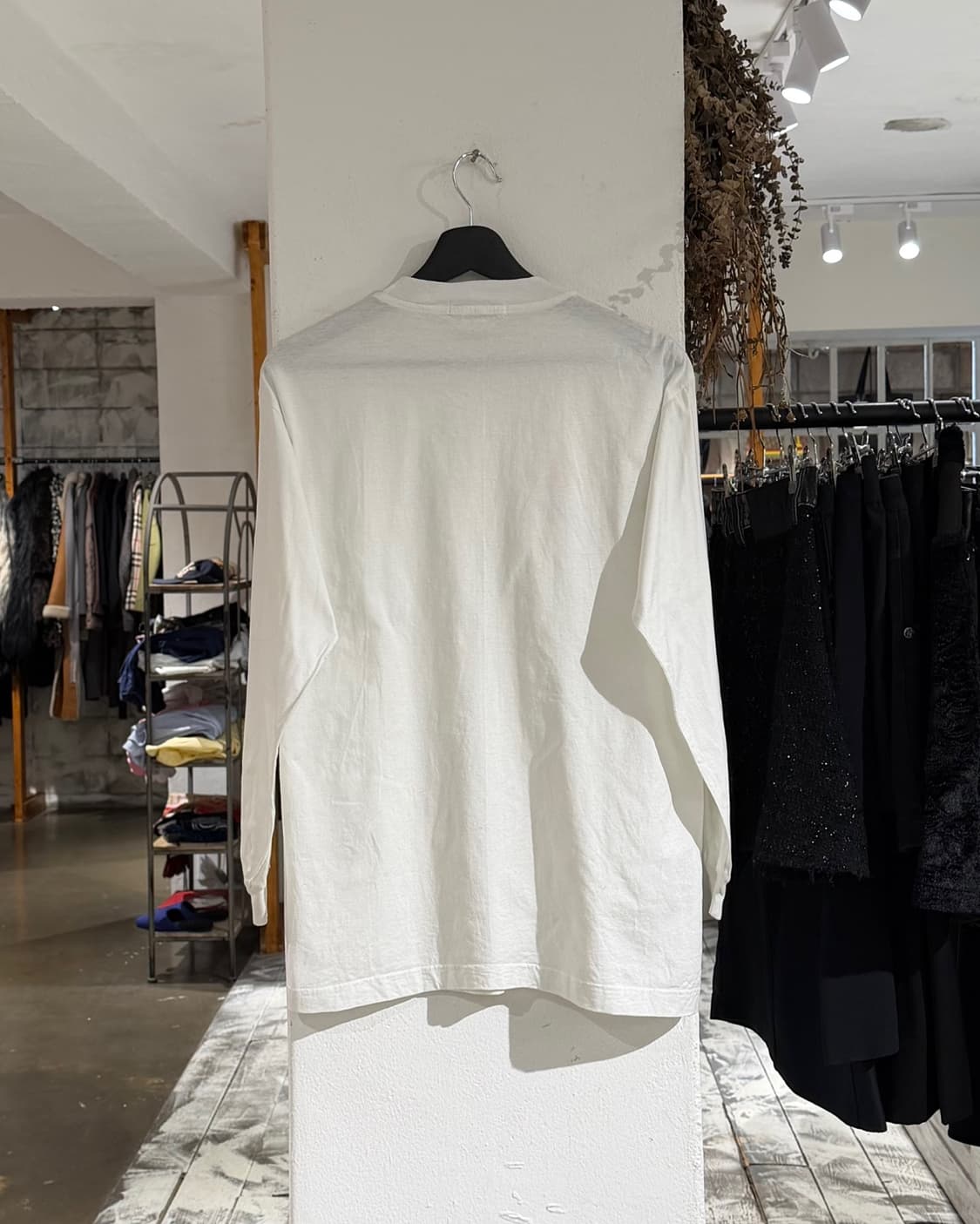 이브 생 로랑 화이트 로고 프린팅 롱슬리브 티셔츠 상품이미지6