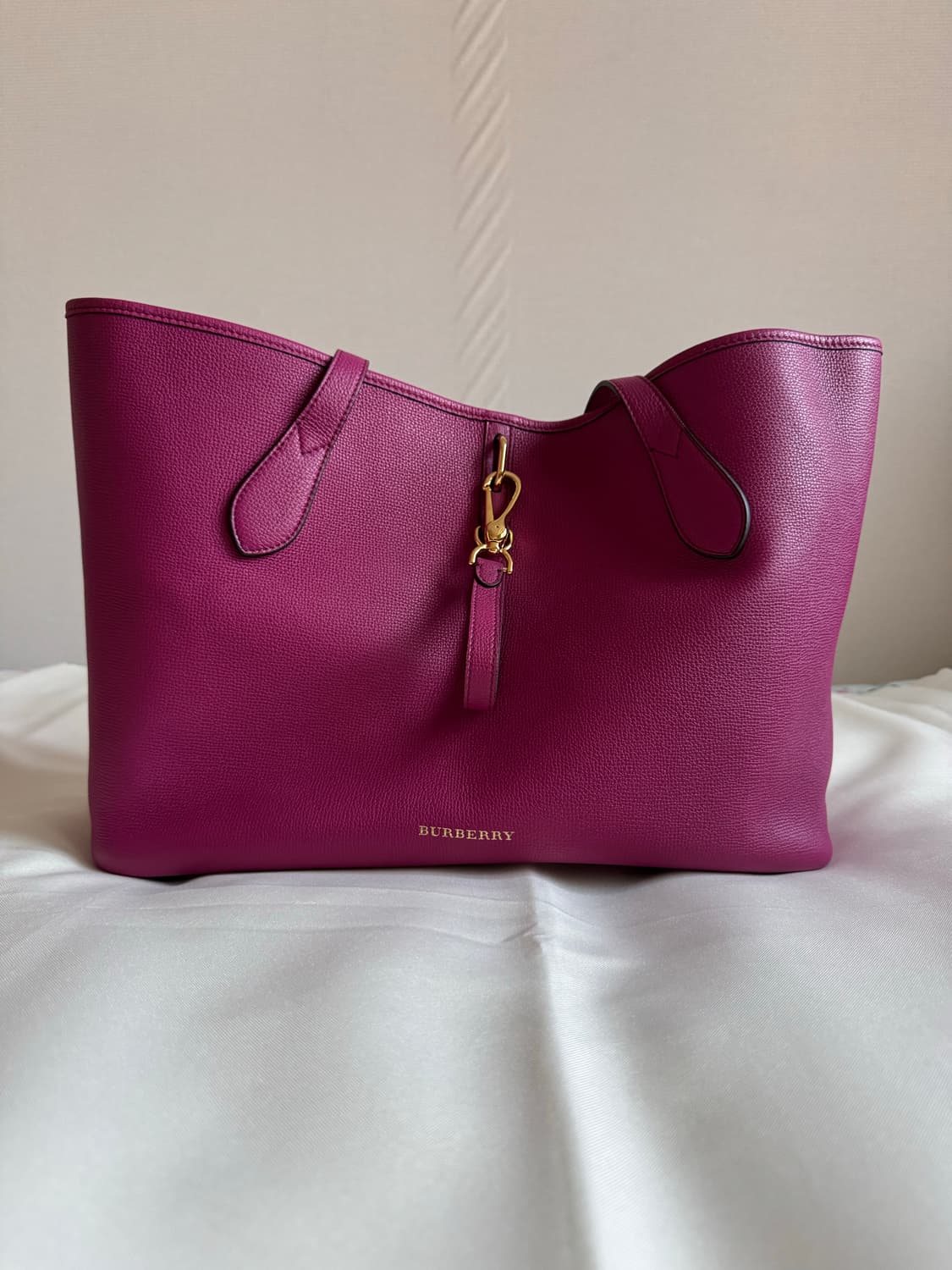 버버리 허니브룩 미디움 토트백 상품이미지1