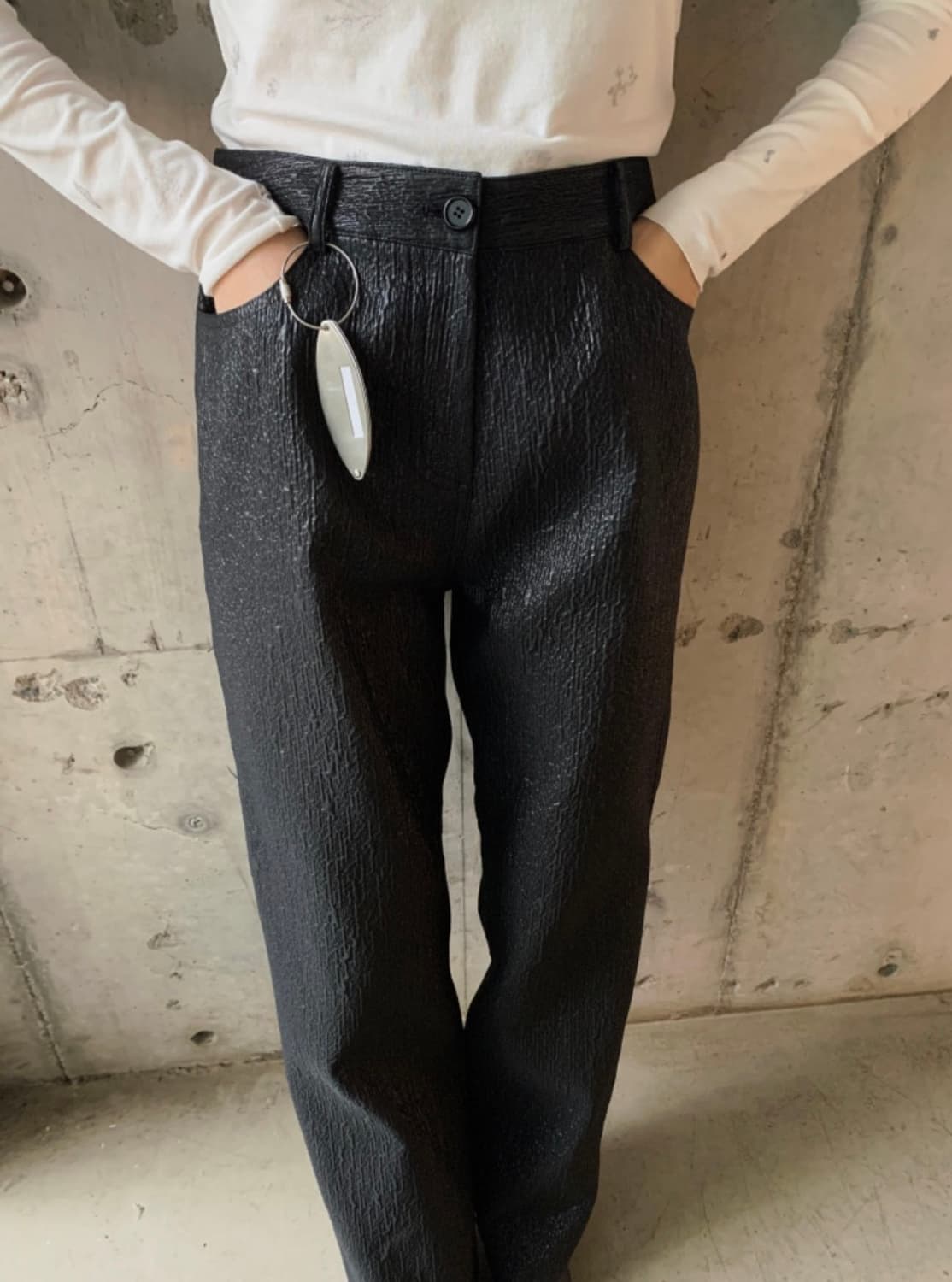 코스모스 엠보싱 텍스쳐 스트레이트 팬츠 블랙 상품이미지2
