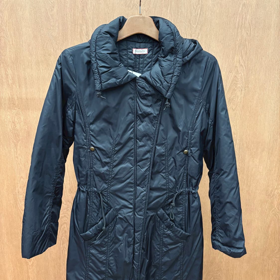 막스앤코 라이트 웨이트 후드 패딩 코트 허리 밑단 스트링 디테일 블랙 상품이미지3