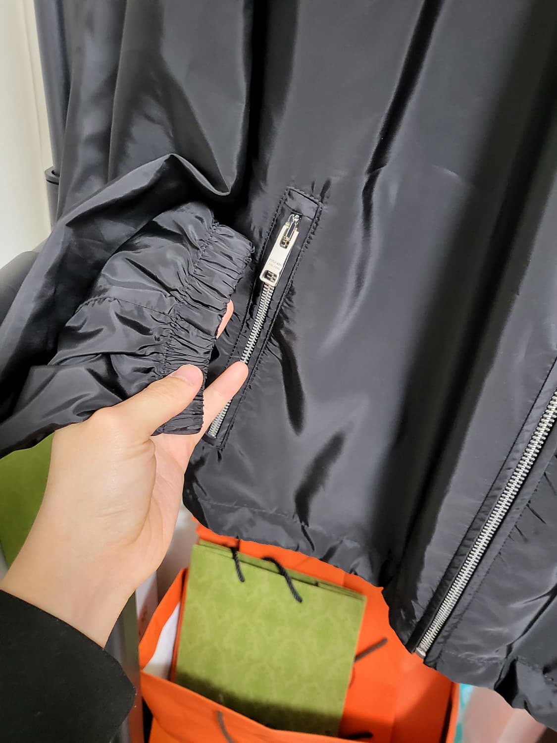 22SS 프라다 삼각로고 바람막이 자켓 50 블랙 상품이미지6