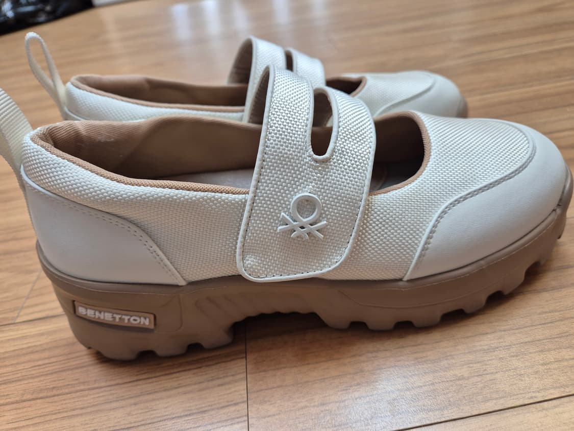 베네통 아이보리 색상 메리제인 단화 240mm입니다. 캐주얼한 디자인이라 상품이미지4