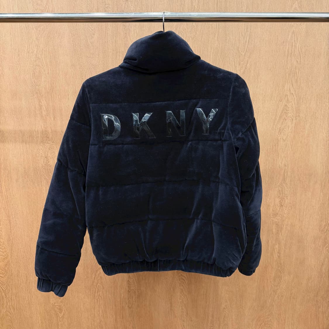 도나카란 뉴욕 스포츠 숏 패딩 점퍼 벨벳 퀄팅 빅 로고 패치 디테일 블랙 상품이미지3