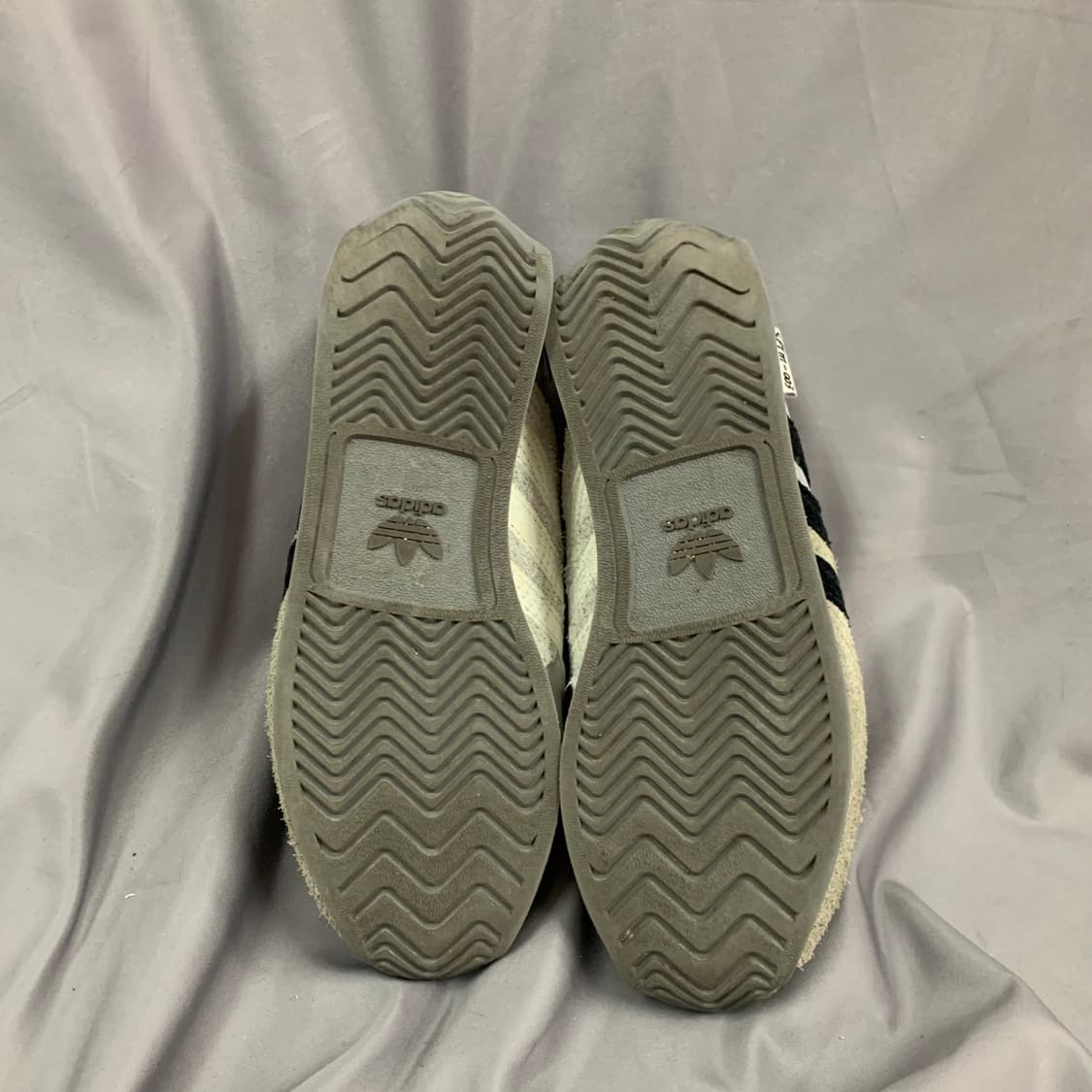 235 아디다스 x 송 포 더 뮤트 컨트리 OG 그레이 투 코어 블랙 상품이미지9