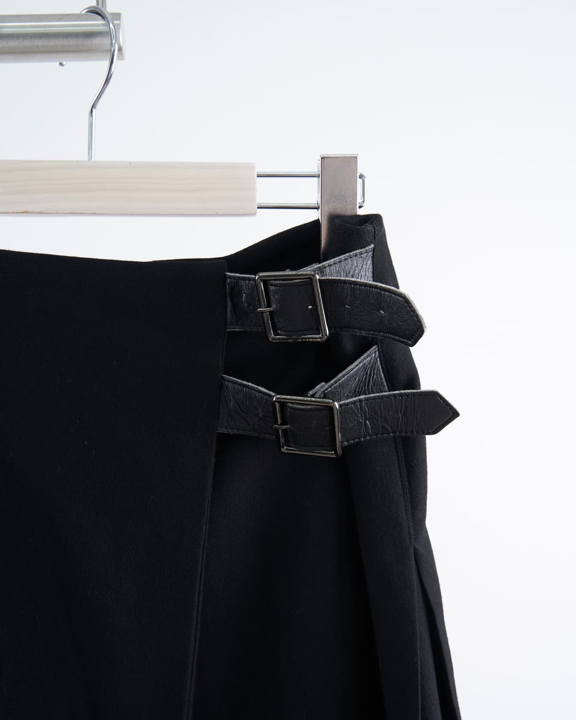 Burberry 투버클 스트랩 디테일 플리츠 스커트 상품이미지3