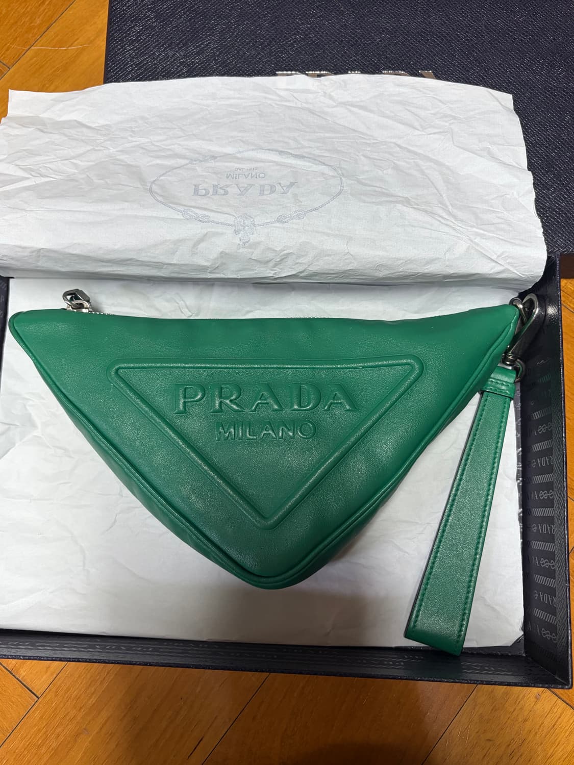 프라다 그레이스 럭스 트라이앵글 엠보싱 로고 파우치백 상품이미지1