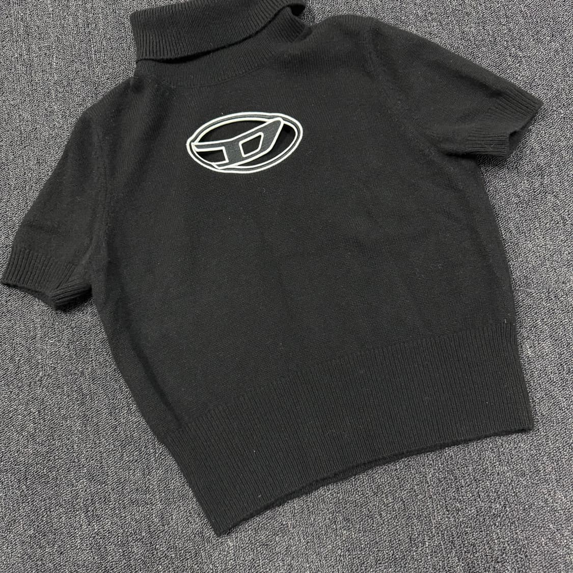 디젤 컷아웃 로고 터틀넥 니트 반팔 상품이미지4