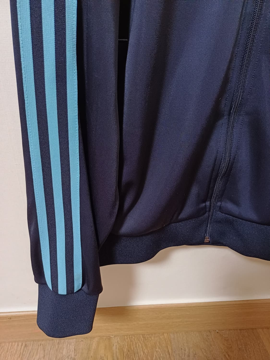 아디다스 시나모롤 트랙탑 져지 곤하 상품이미지3