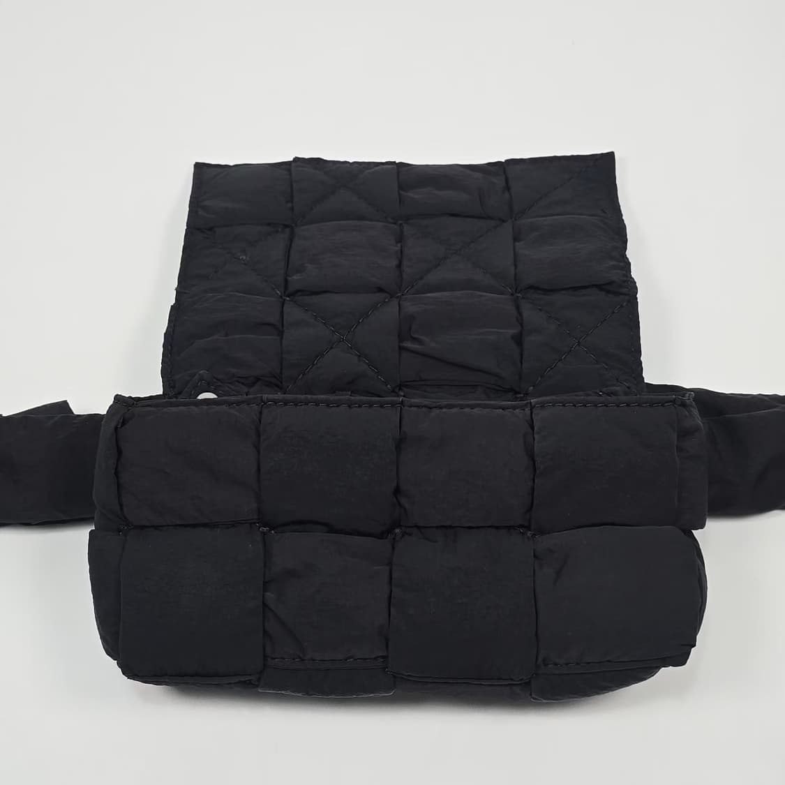 보테가베네타 패디드 테크 미니 카세트 벨트백 상품이미지8