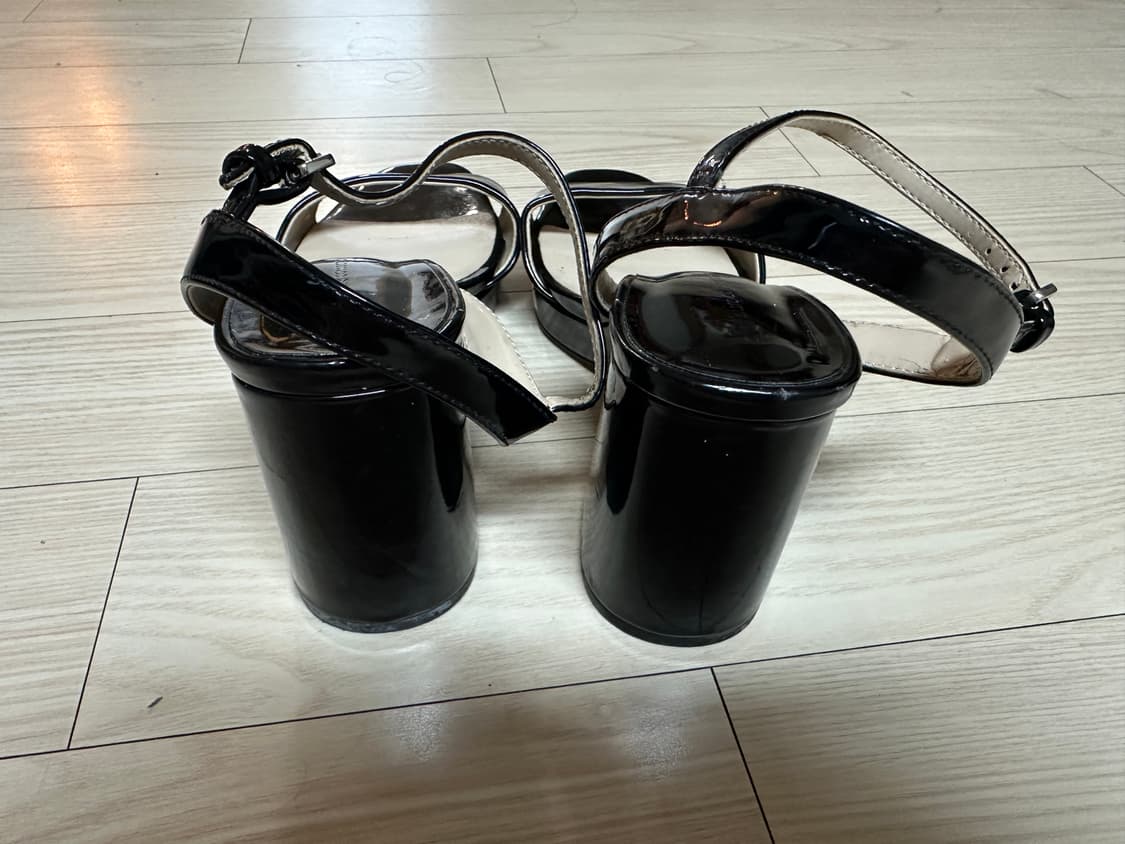 자라 블랙 에나멜 통굽 스트랩 샌들 245 상품이미지3