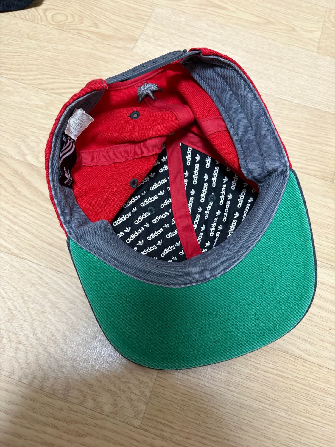 하와이에서 온 아디다스 스냅백 모자 (레드/그레이/그린 배색) 상품이미지2