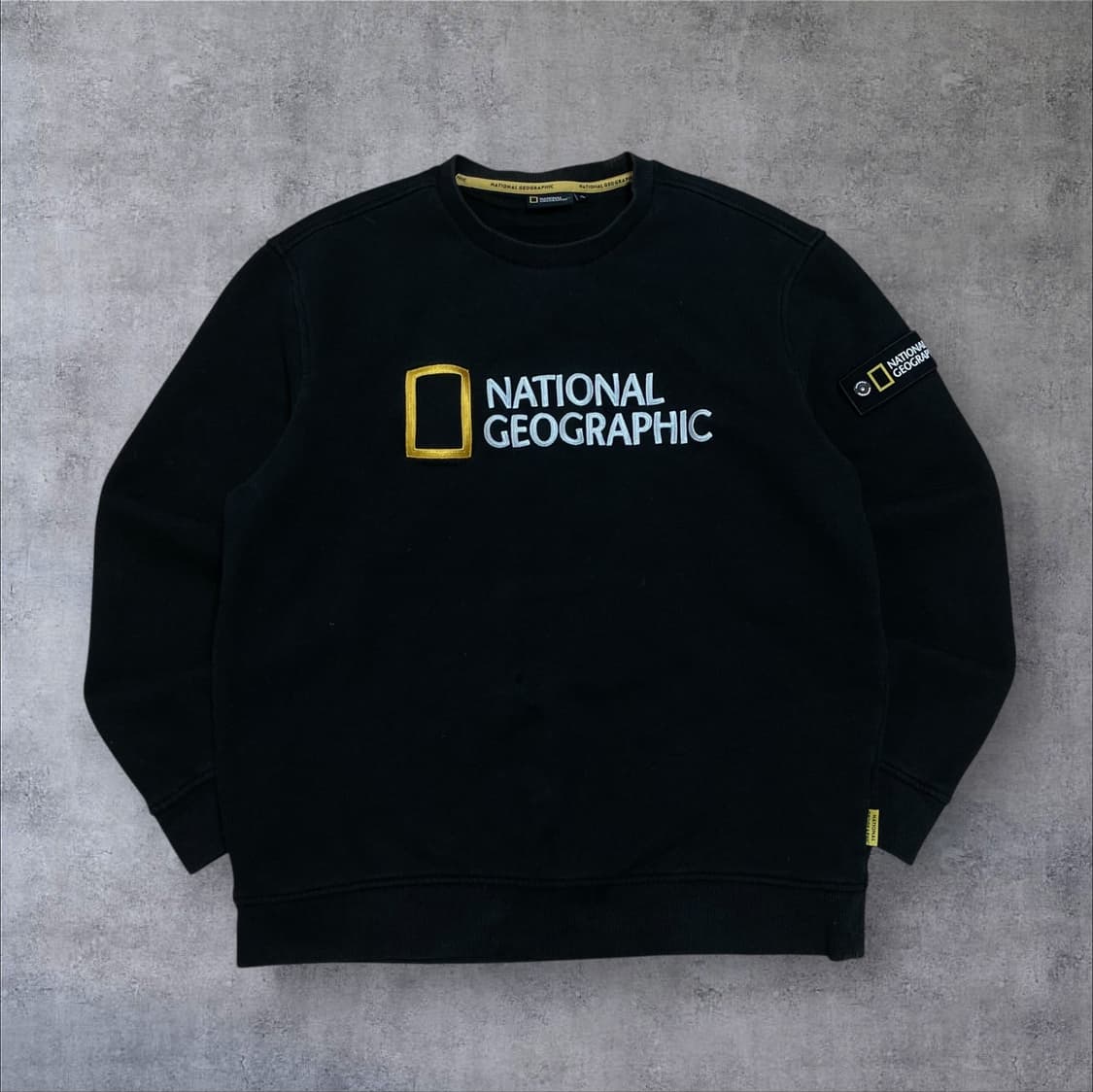 내셔널 지오그래픽 빅로고 와펜 블랙 맨투맨 상품이미지1