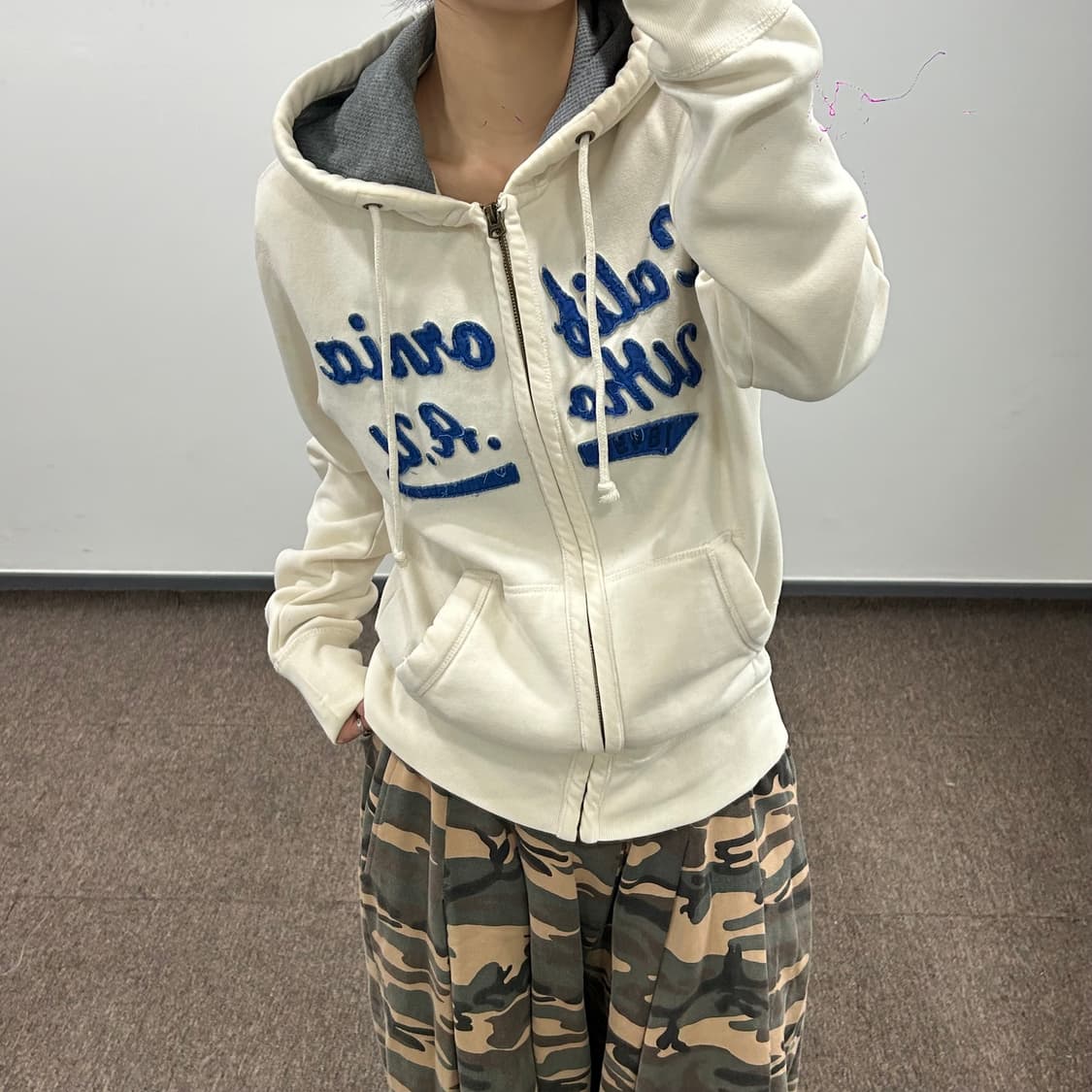 Who.A.U 후아유 블루 레터링 로고 아이보리 후드집업 상품이미지2