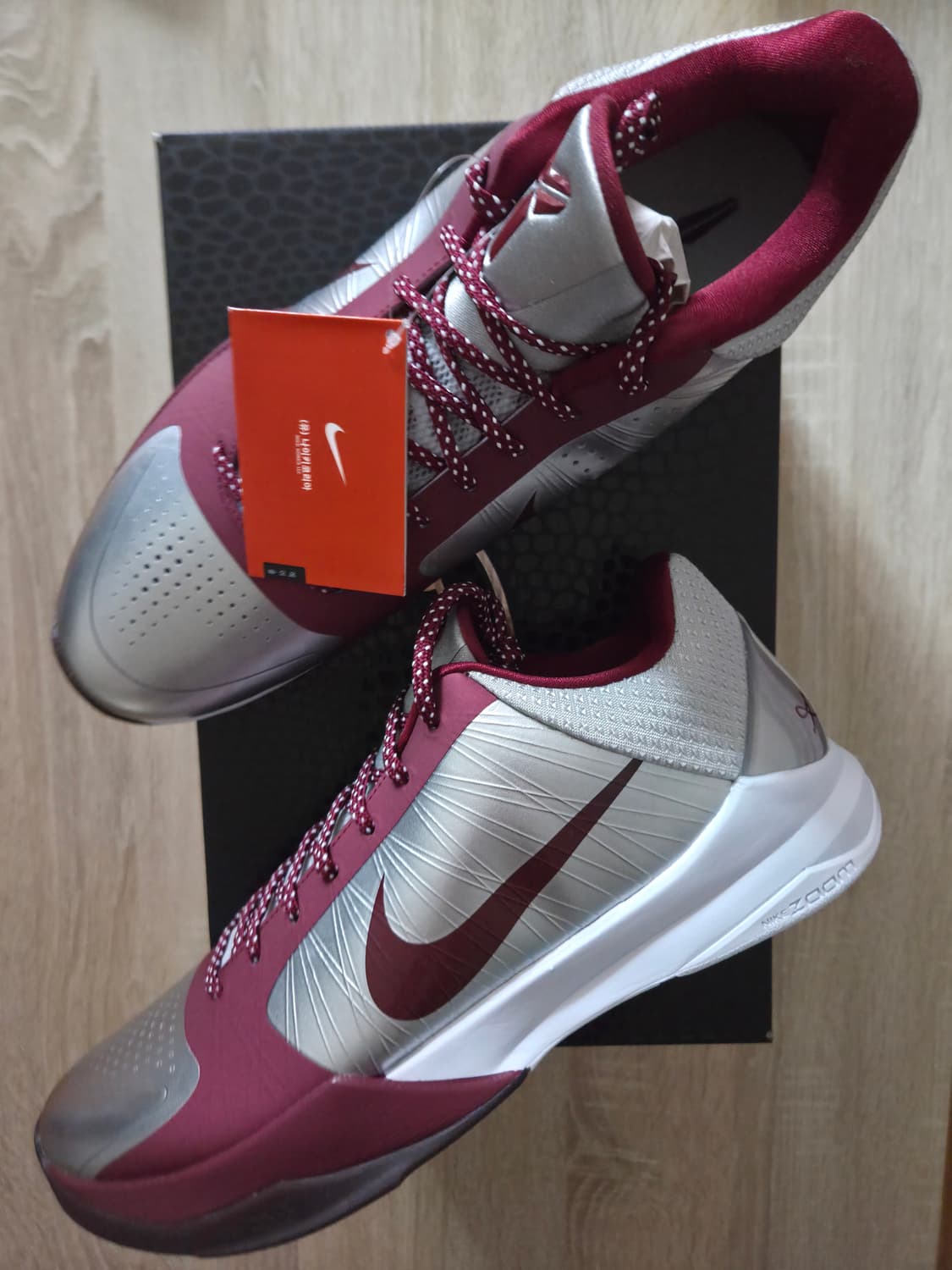 [320]나이키 코비5 로우어 메리온 에이스 어웨이 메탈릭 실버 팀 레드 상품이미지1