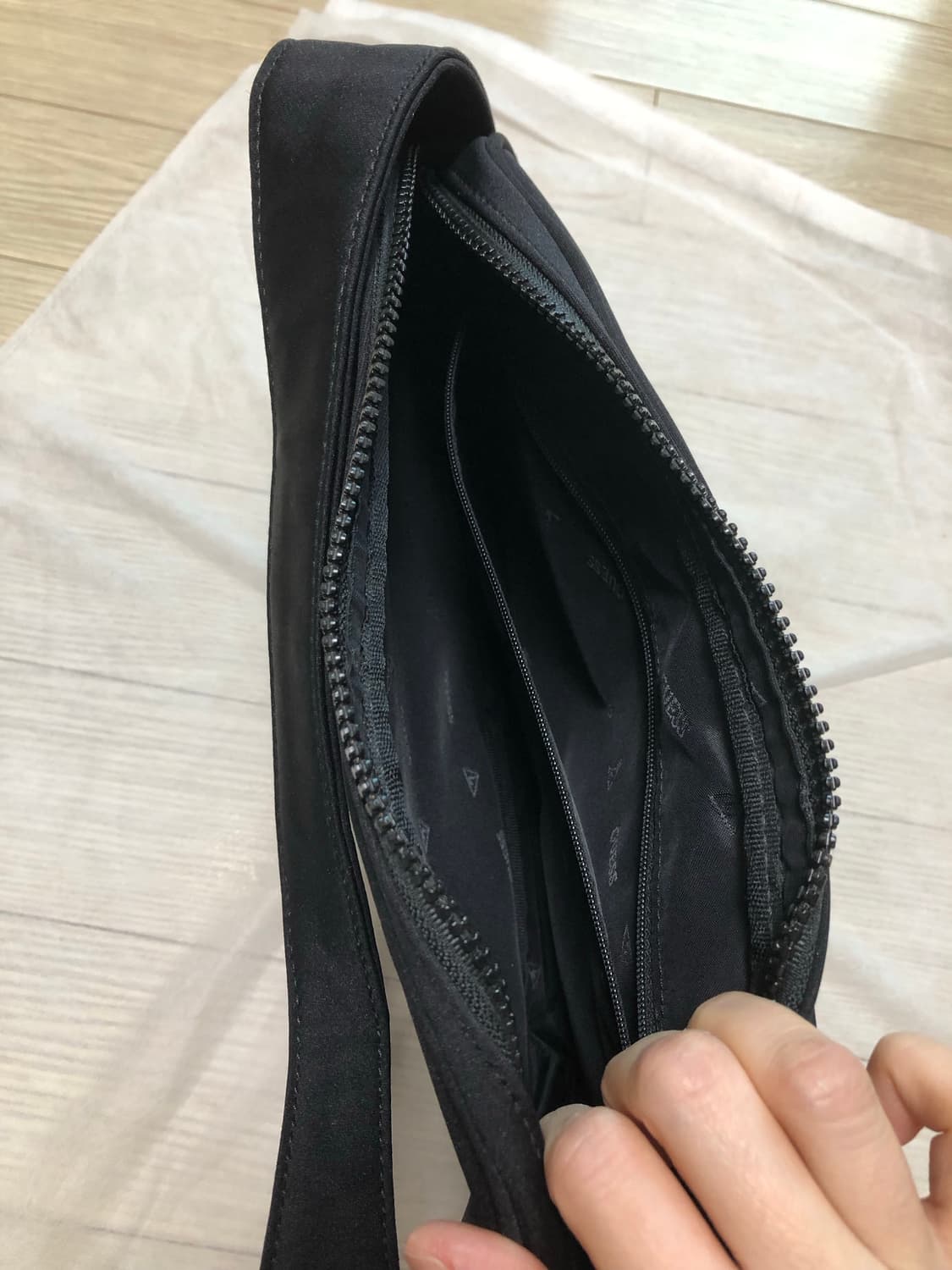 게스 검정 네오프렌 사각 숄더백 핸드백 상품이미지6