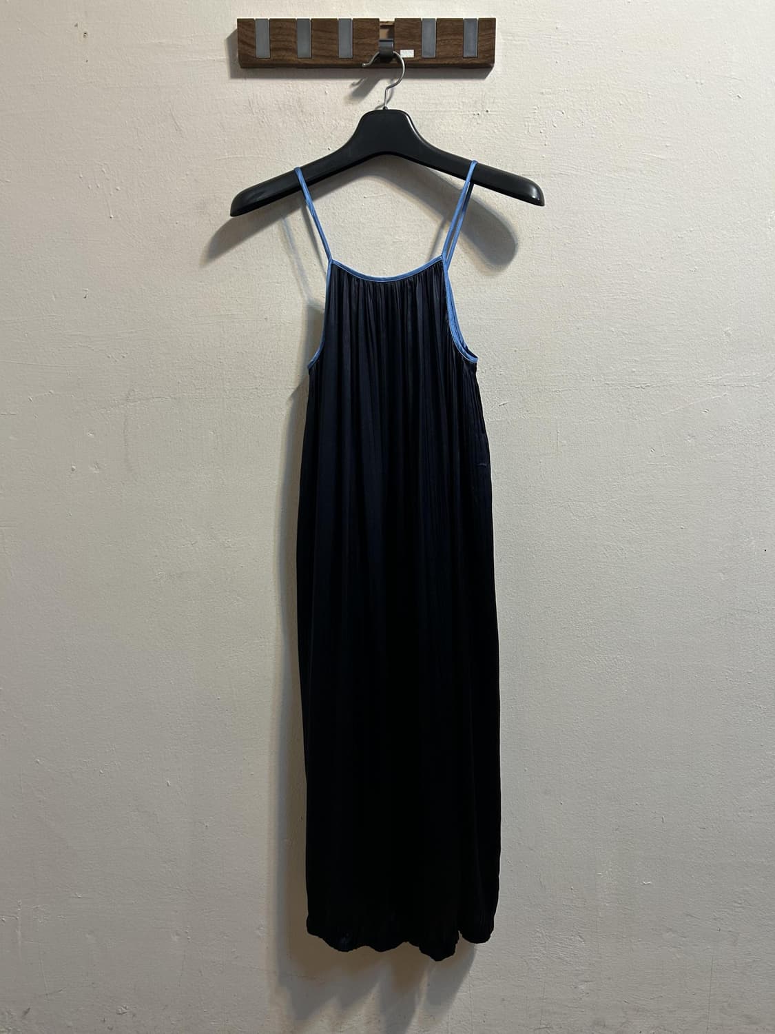 르셉템버 배색 스트랩 플리츠 롱원피스 상품이미지1