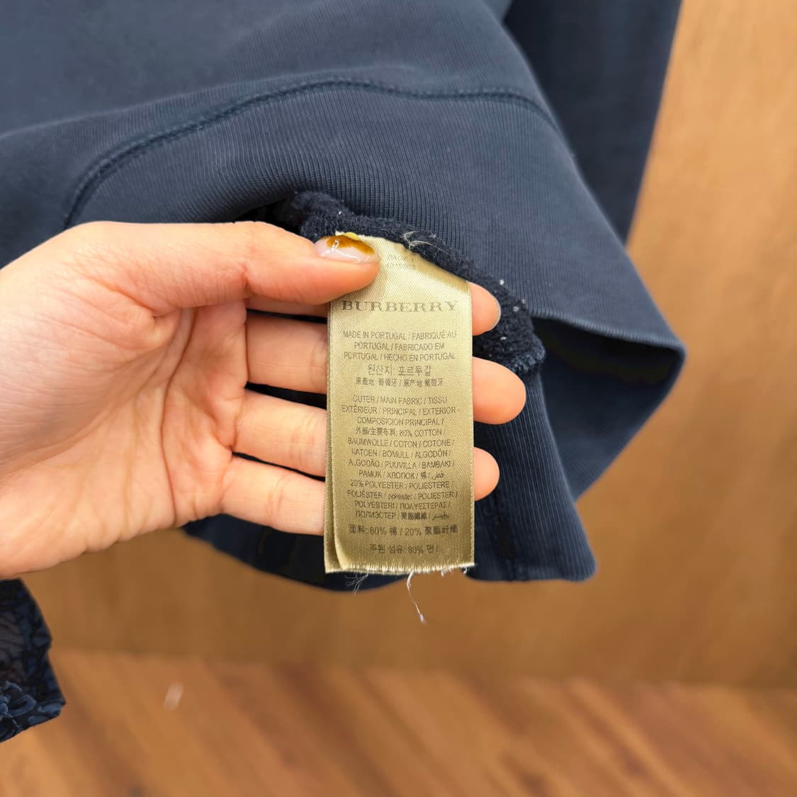 버버리 코튼 긴팔 맨투맨 클래식 톤온톤 로고 패치 스티치 디테일 블랙 상품이미지7