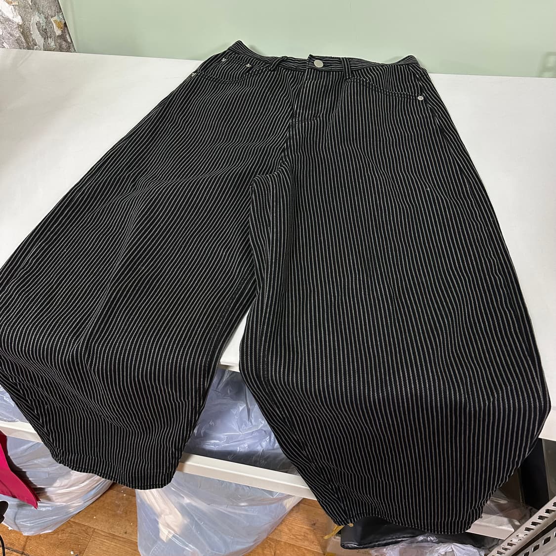 S 빈티지 VTG 블랙워시드 벌룬와이드핏 스트라이프 데님팬츠 상품이미지2