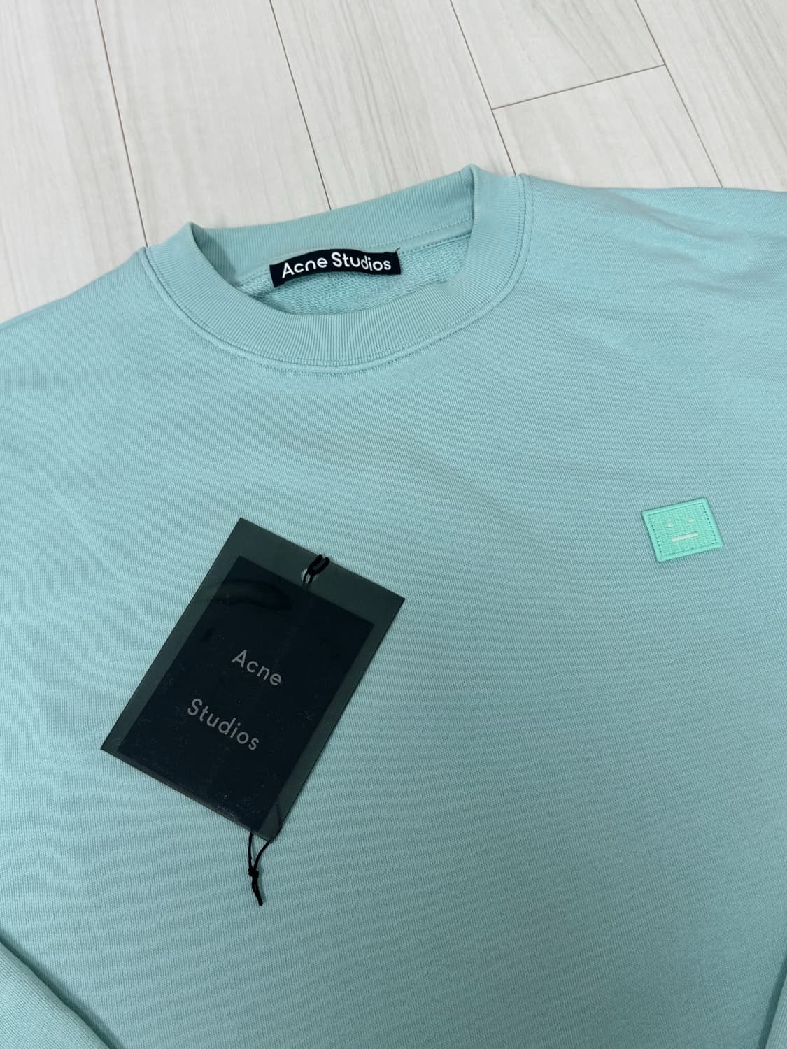 아크네 스튜디오 민트그린 페어뷰 맨투맨 판매합니다. 상품이미지2