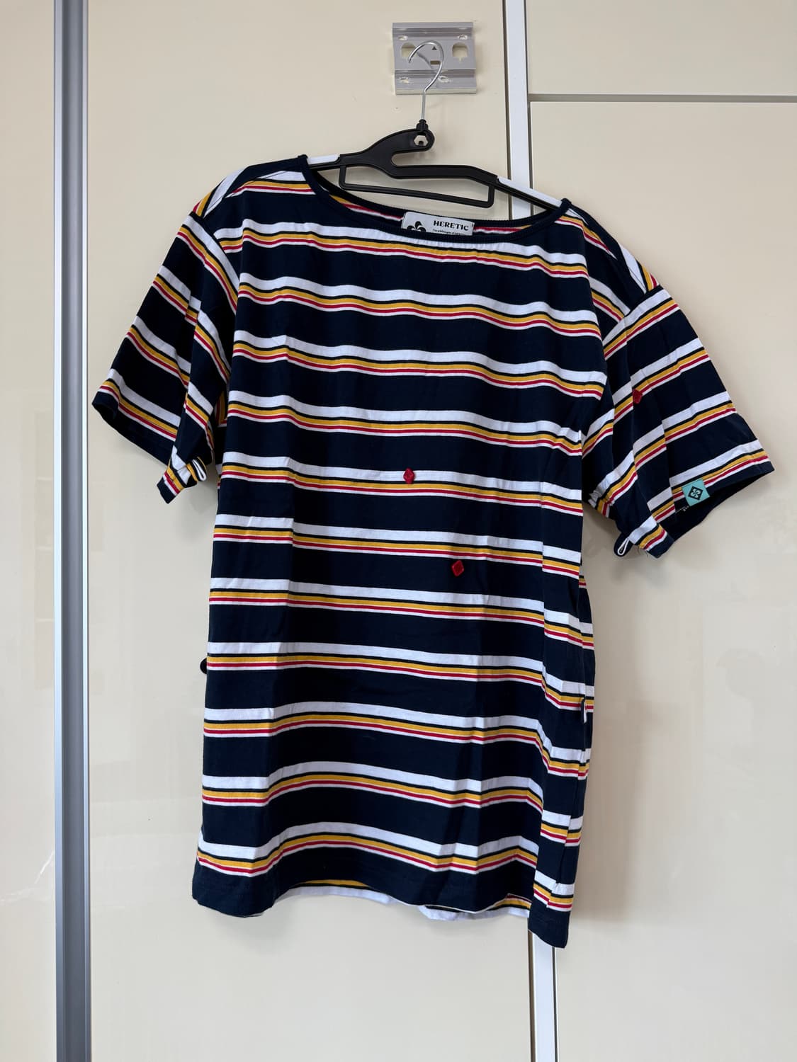 헤레틱 버튼 스트라이프 오프숄더 반팔티 상품이미지1