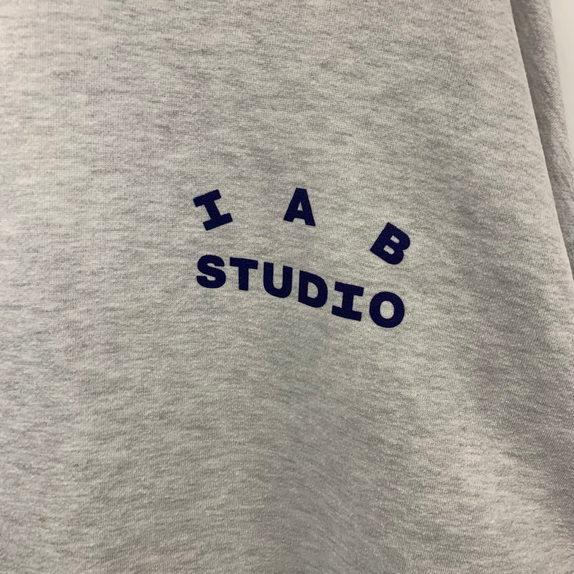아이앱스튜디오 빅로고 라이트그레이 후드티 상품이미지5