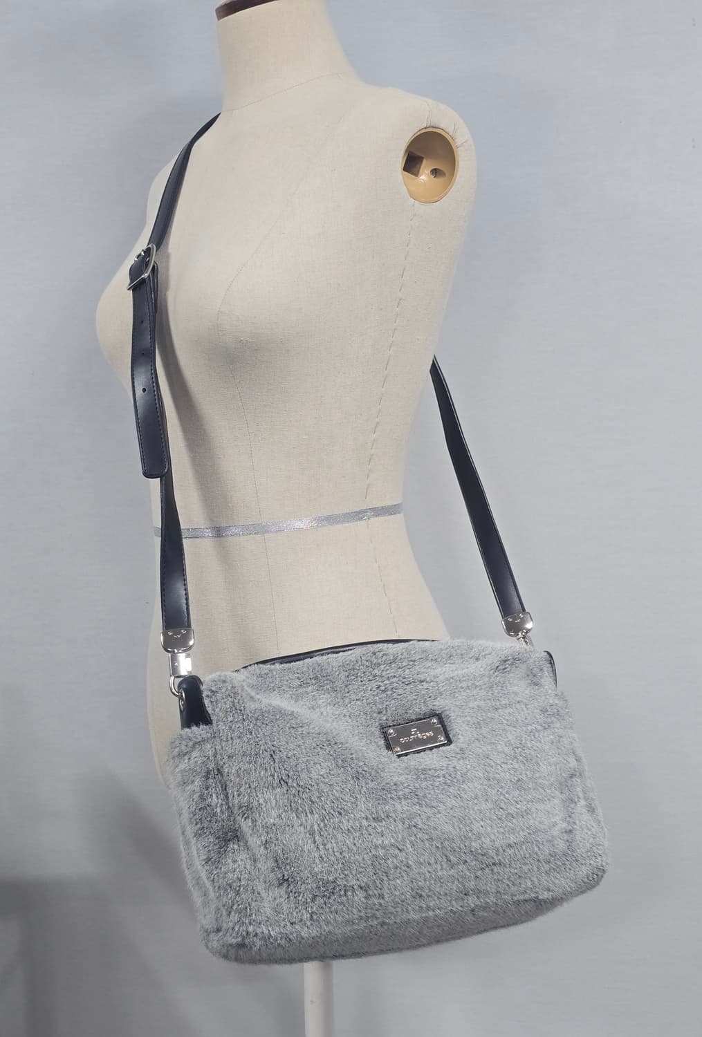 꾸레쥬 그레이 퍼 숄더백  상품이미지2