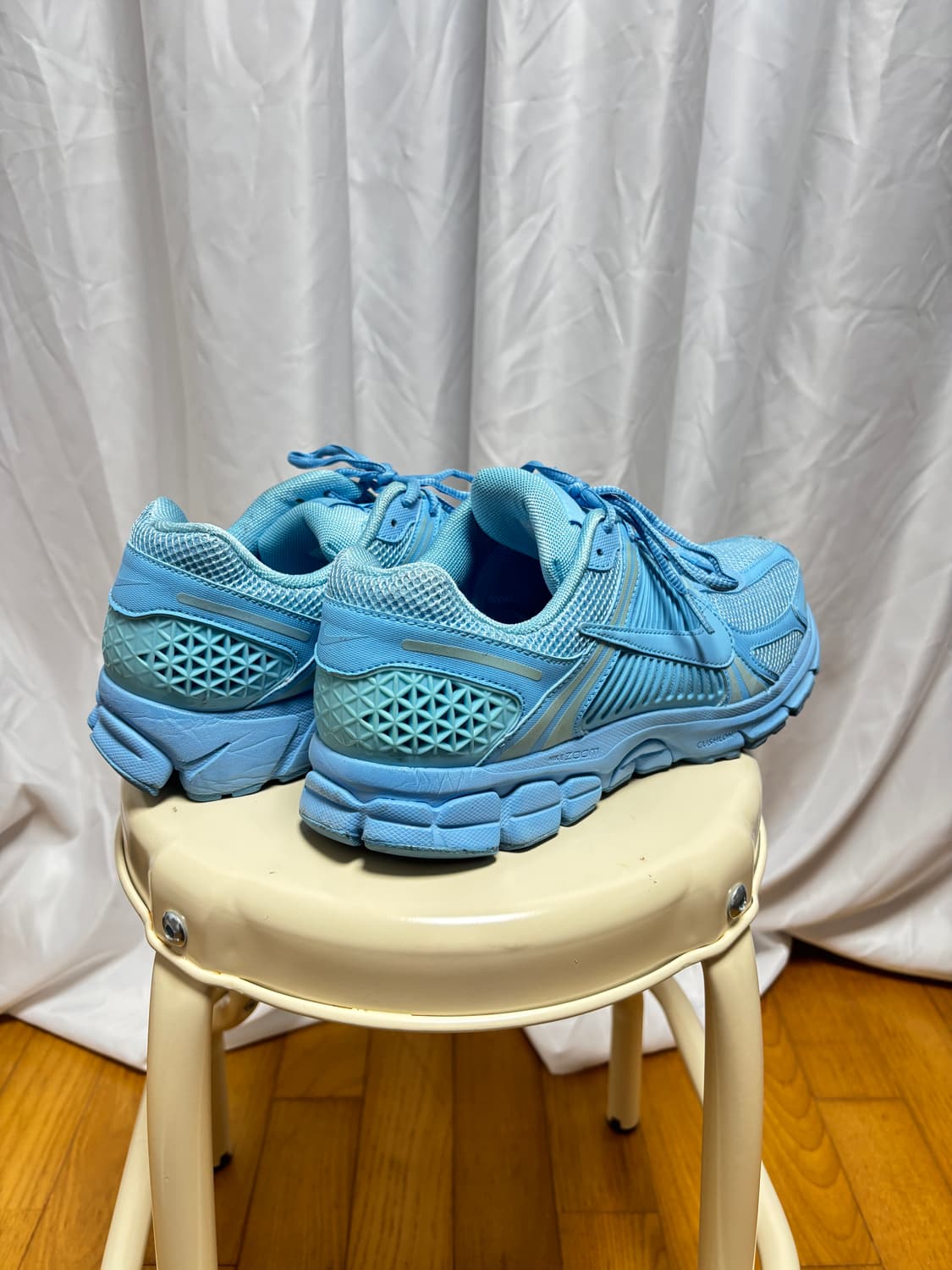 나이키 줌 보메로5 레이크사이드 상품이미지3