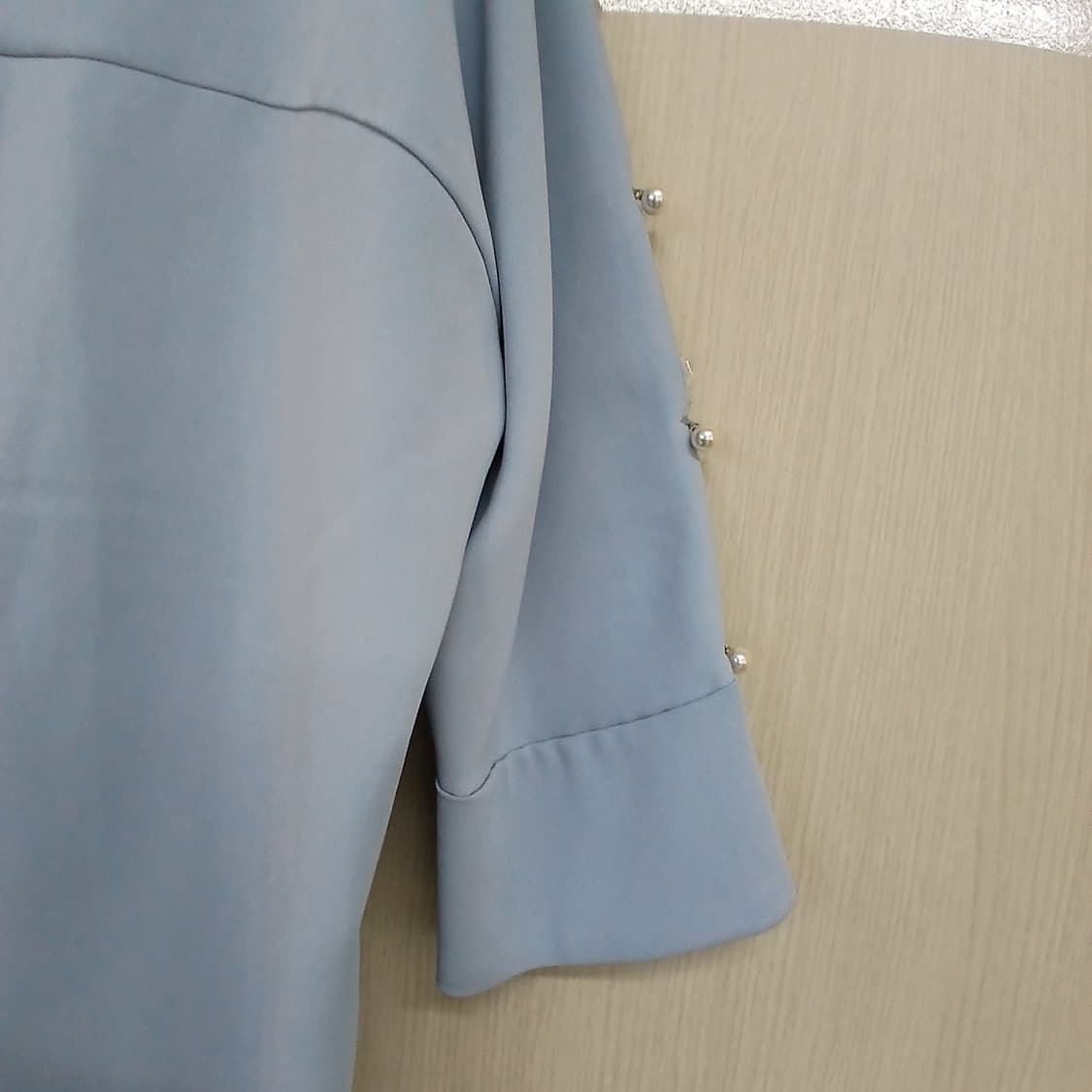  잇미샤 소매 진주 장식 스카이블루 블라우스 상품이미지5