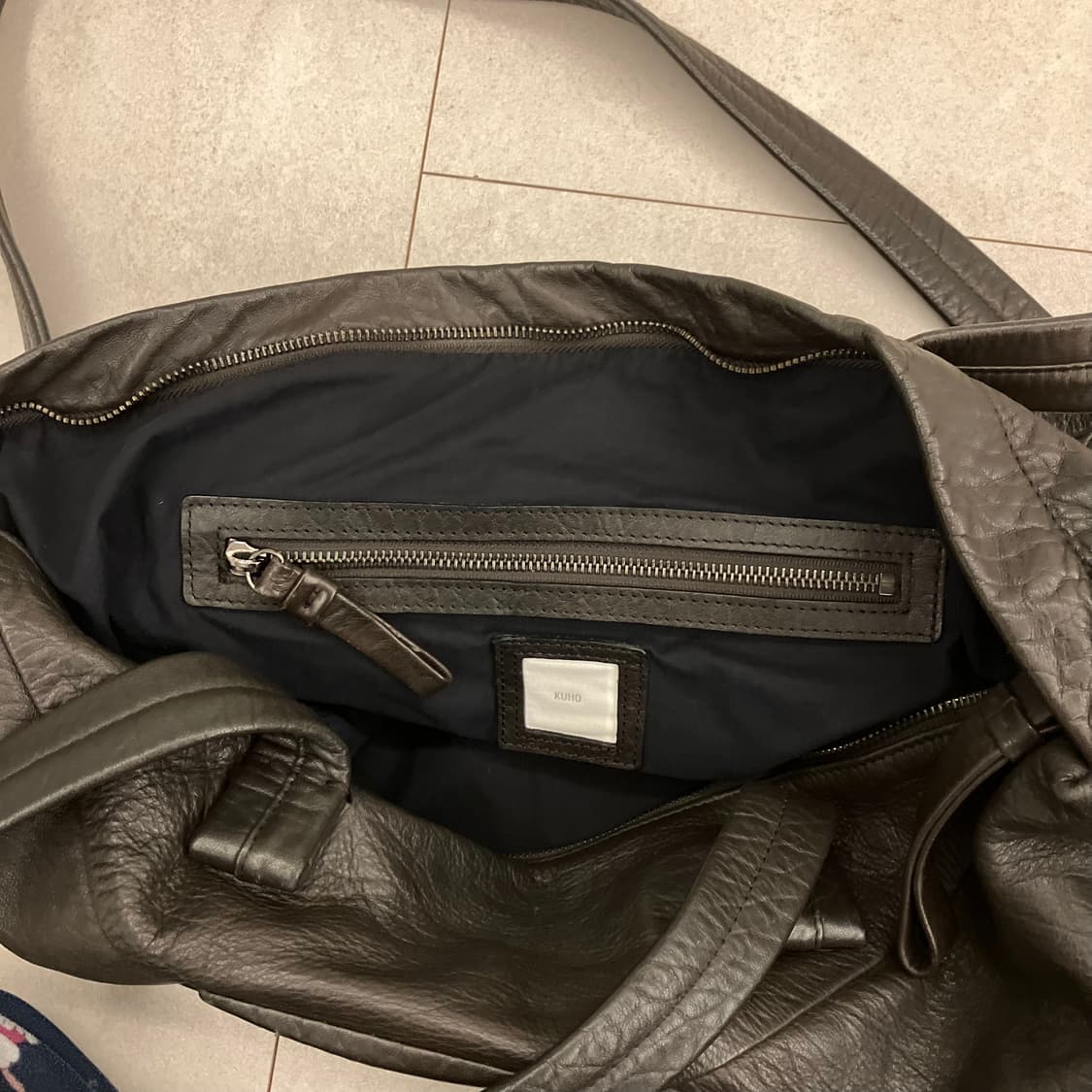 KUHO 체스넛 브라운 가죽 토트백 겸 숄더백 상품이미지3