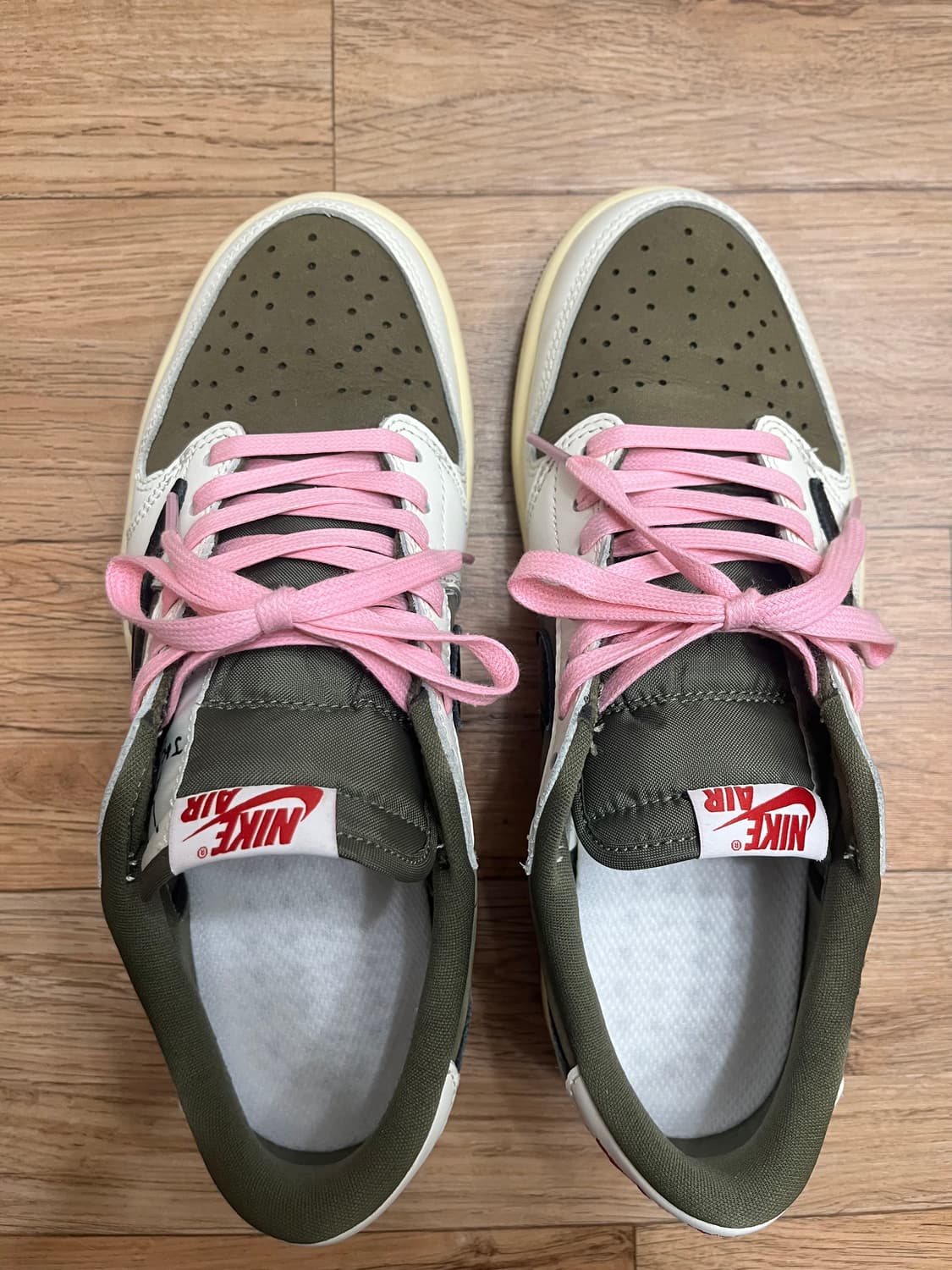 ( 260 ) 조던1 X 트레비스 스캇 레트로 로우OG 리버스 올리브 상품이미지1