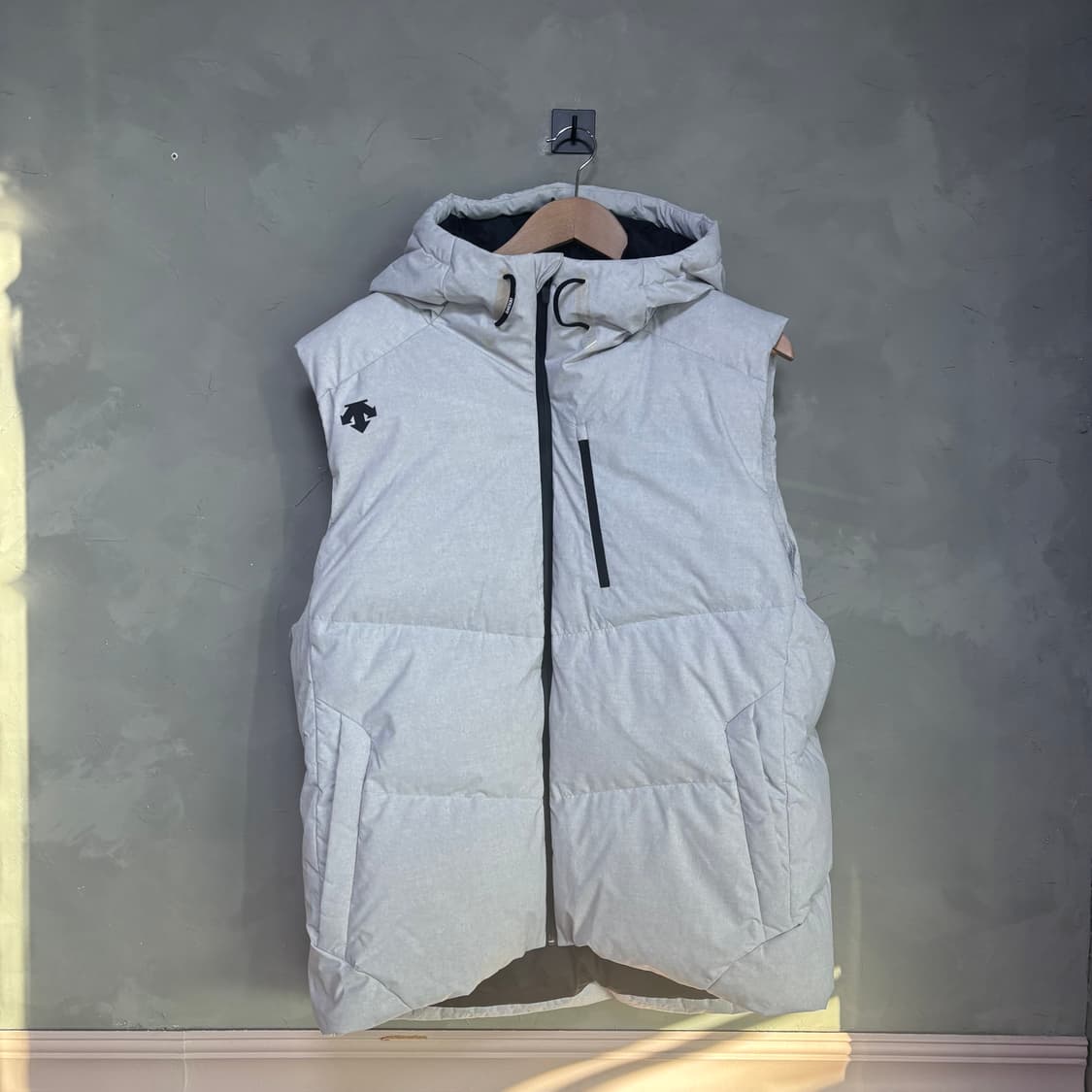 데상트 덕다운 패딩 조끼 멜란지 그레이 상품이미지1
