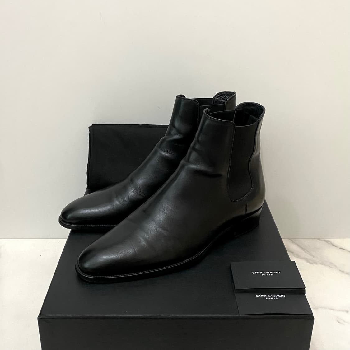 생로랑 와이어트 30 스무스 레더 첼시 부츠 블랙 42EU 634195 상품이미지1