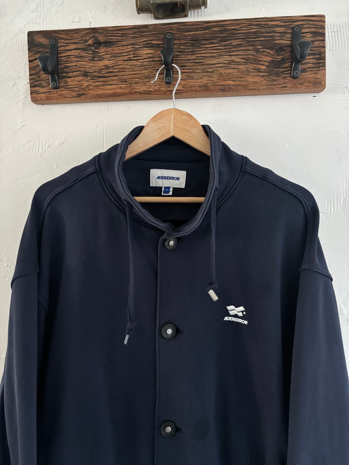 ADERERROR 아더에러 테이텀 로고 점퍼 네이비 자켓 상품이미지1