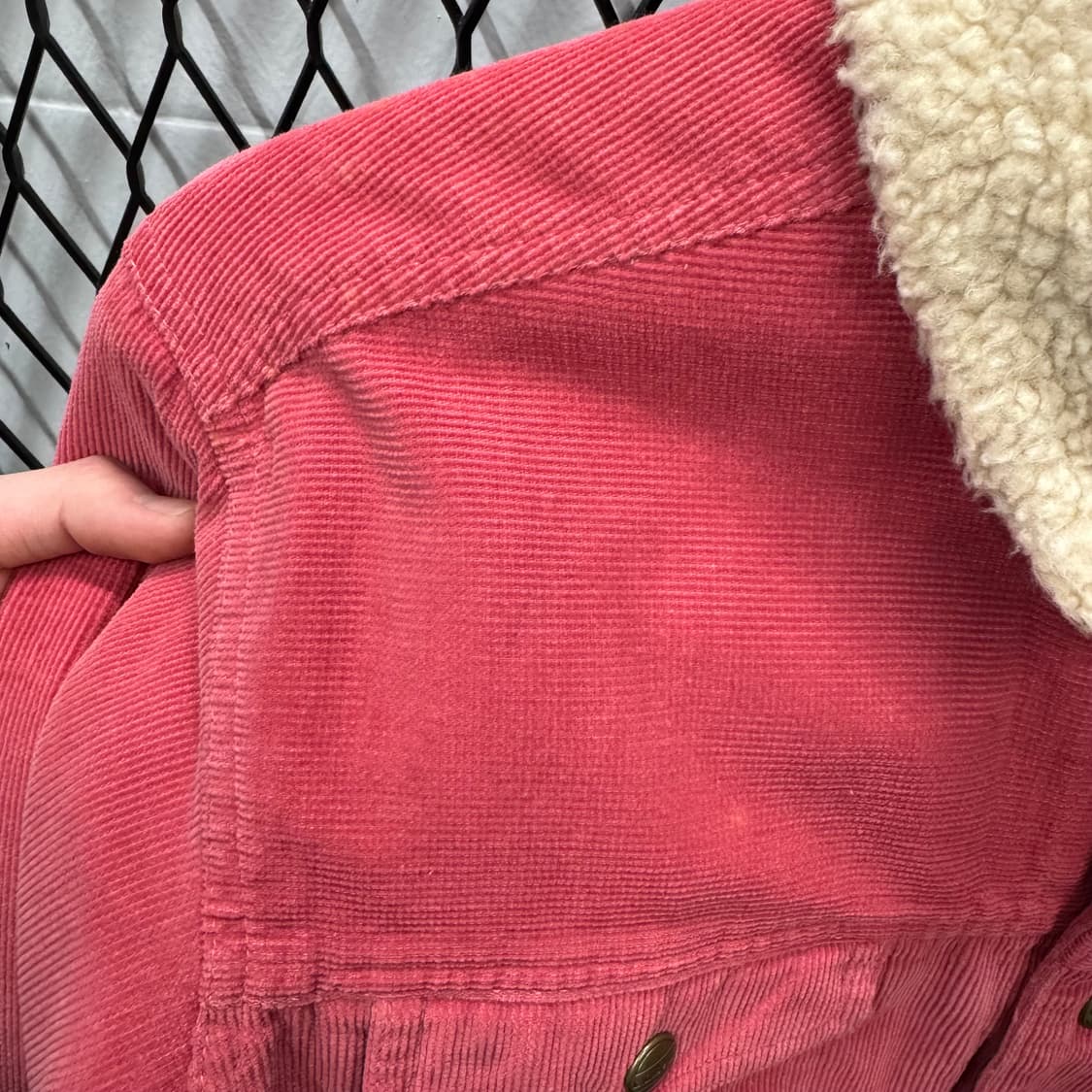 엘엘빈 코듀로이 쉐르파 트러커자켓 전면 투포켓 디테일 코랄 상품이미지8