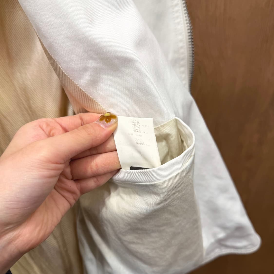 루이비통 하이넥 바이커 자켓 사선 지퍼 멀티 포켓 디테일 슬림핏 아이보리 상품이미지7