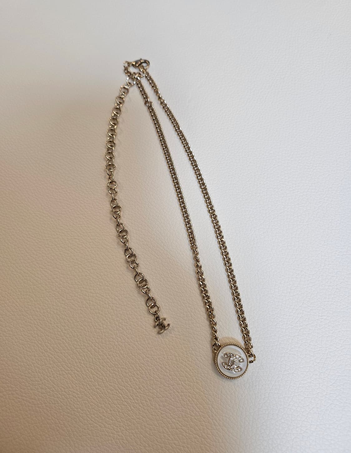 샤넬 화이트레진 CC 체인목걸이 골드 업사이클링 상품이미지7