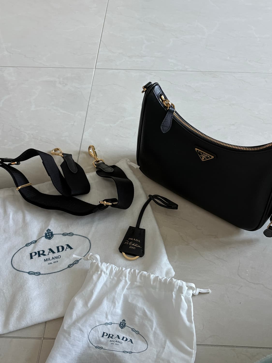 프라다 리에디션 2005 가죽 숄더백 사피아노 호보백 상품이미지1