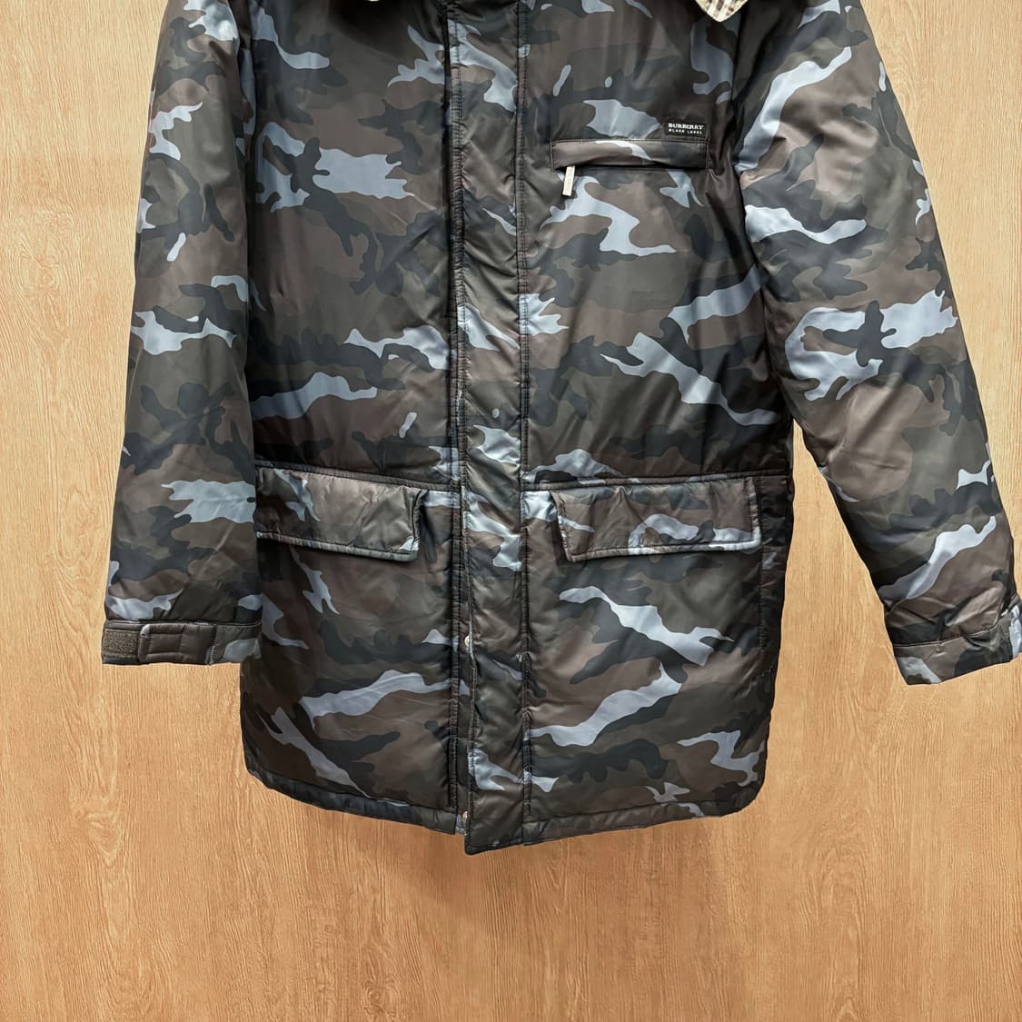버버리 블랙 라벨 하이넥 패딩 퍼 후드 카모플라주 패턴 디테일 블루 상품이미지5