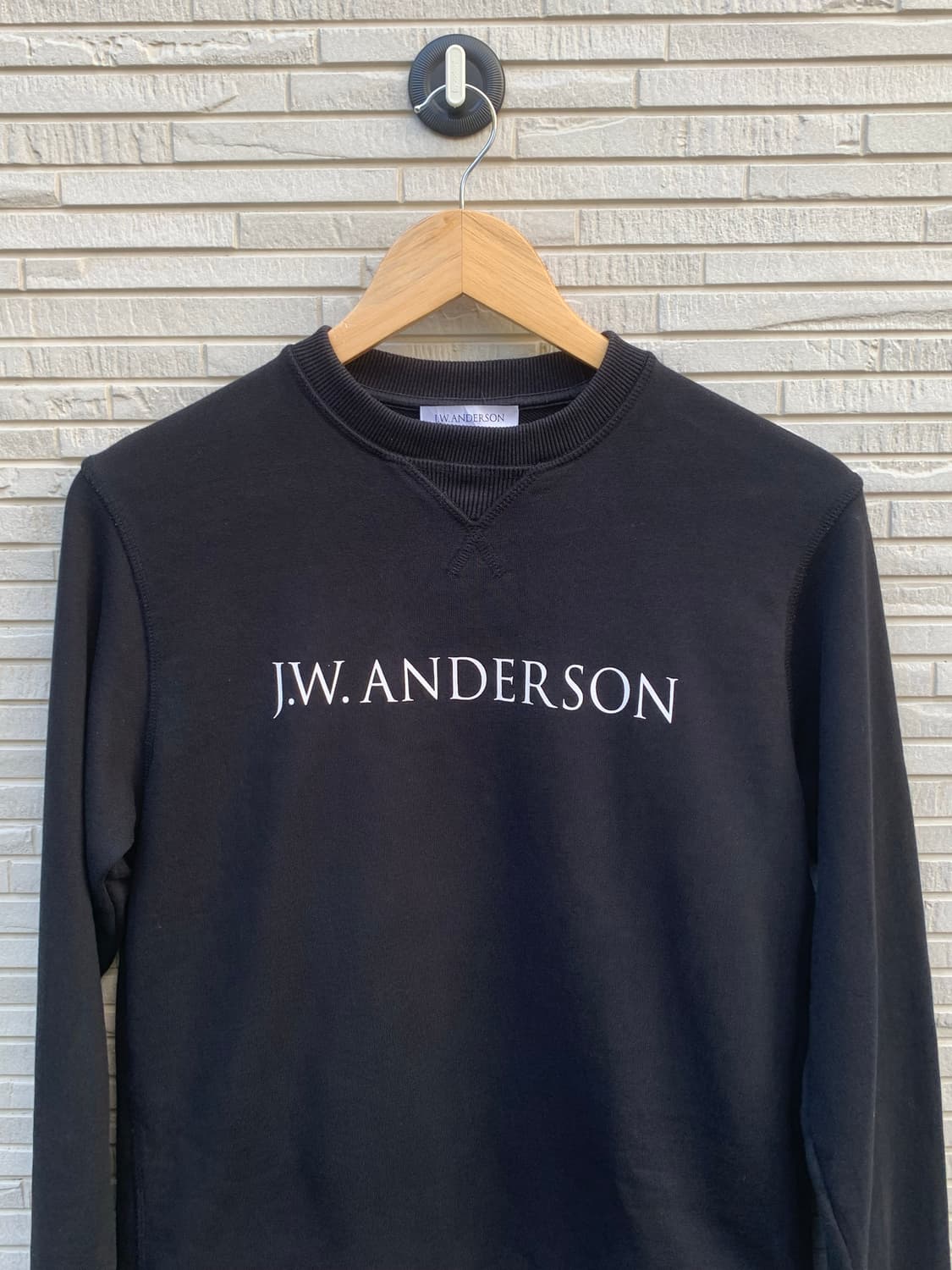 jw앤더슨 세리프 로고 맨투맨 (black) 상품이미지7